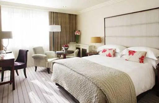 chọn rèm màu nâu phù hợp với không gian nội thất