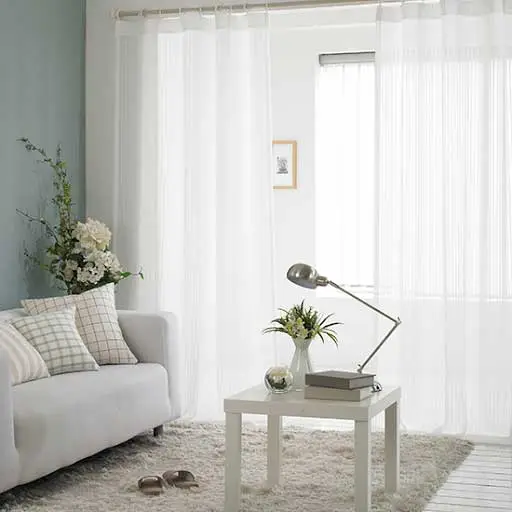 Rèm cửa trắng giúp căn phòng luôn tươi sáng và mới mẻ.