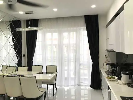 Rèm cửa màu đen