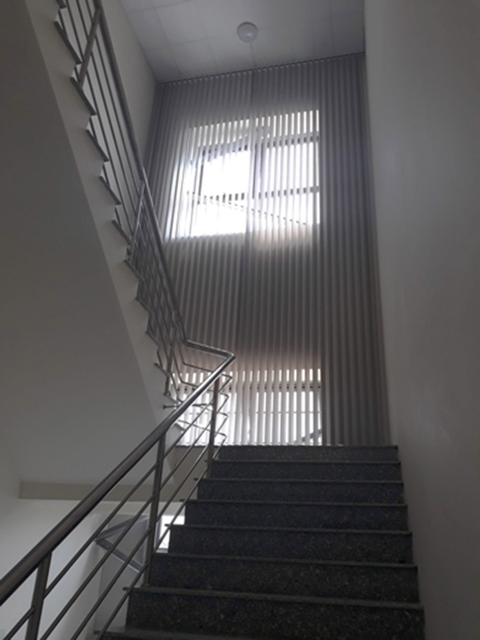 Rèm lá dọc màu trắng tiện dụng cho không gian lối cầu thang