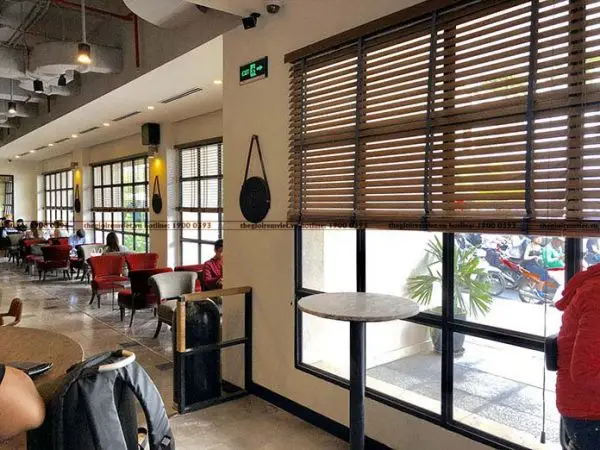 Lắp đặt rèm sáo gỗ cho không gian quán ăn 