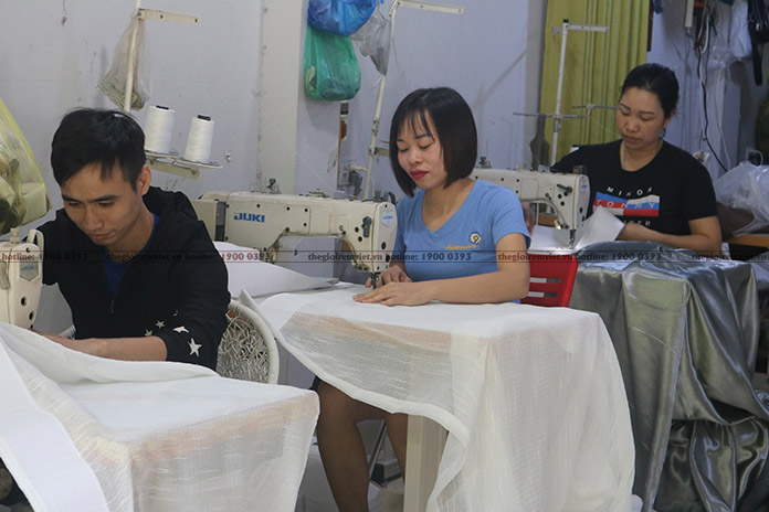 Các thợ may Thế giới rèm Việt đang hoàn thành mẫu rèm cho khách
