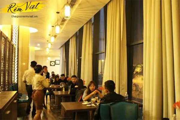 Chất liệu rèm cần phù hợp với không gian nhà hàng