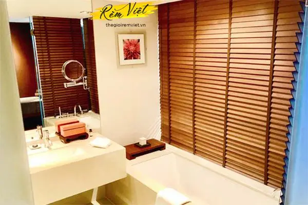 Rèm nhựa giả gỗ khiến không gian nhà tắm gần gũi hơn-rèm cửa khách sạn