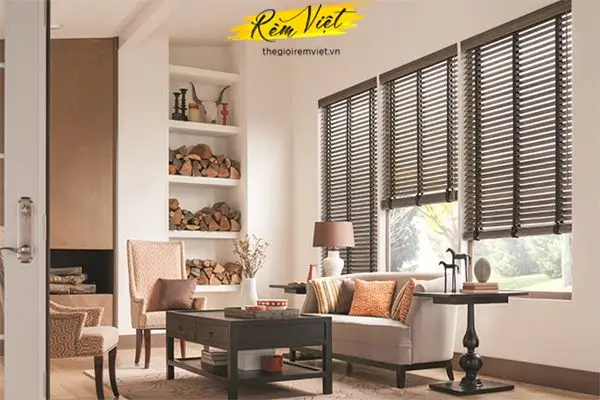 Rèm sáo gỗ sồi giúp không gian phòng khách sang trọng Rèm sáo gỗ sồi giúp không gian phòng khách sang trọng