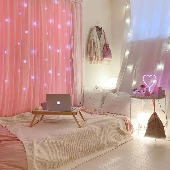Rèm cửa dán rất được các bạn trẻ ưa chuộng khi trang trí phòng trọ